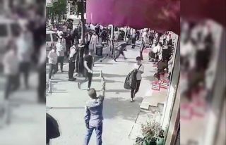 Fatih’te ortalığı birbirine katan 2 sarhoş kamerada