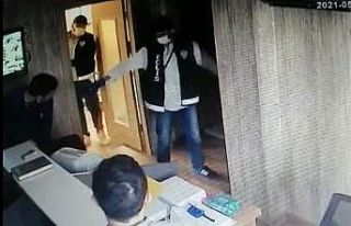 Fatih’te polis yelekli gaspçıların yeni görüntüleri...