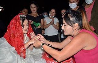 Fedakar anne, engelli kızının düğün hayalini...