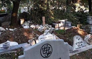 Fırtınanın devirdiği ağaçlar mezarlara zarar...