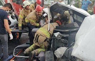 Florya’da otomobil ile minibüs çarpıştı: 4...