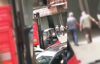 Forklift kullanan çocuk sürücü kamerada