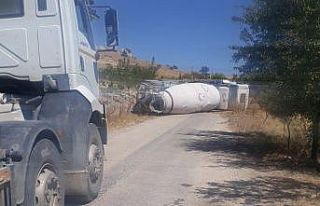 Freni boşalan beton mikseri devrildi, yol trafiğe...