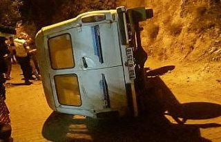 Freni boşalan minibüs devrildi: 4 yaralı