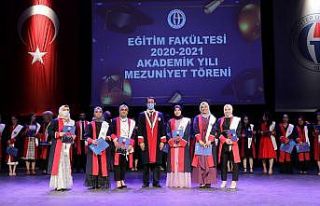 GAÜN Eğitim Fakültesi öğrencileri keplerini mezuniyet...