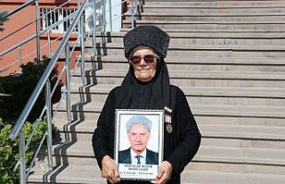 Gazi eşi, vefat eden eşinin kıyafetleriyle törende