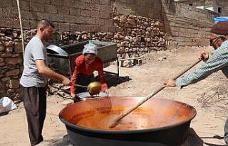 Gaziantep’te üzümden yapılan tatlı tarhana mesaisi...