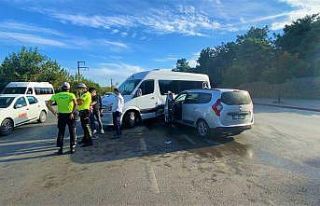 Gebze’de servis minibüsü ile otomobil çarpıştı:...