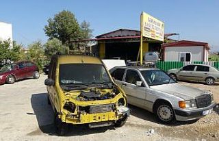 Gece yanan lastikçideki zarar gün doğunca belli...