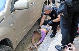 Genç kız ‘Beni kurtarın’ diyerek pencereden...