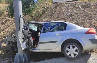 Gercüş’te yön levhasına çarpan otomobil hurdaya...