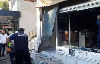 Geri geri gelen midibüs iş yerine girdi, şoför...