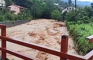 Giresun’da sağanak etkili oldu, dereler taştı