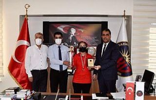 GKV’li satranç şampiyonları ödüllendirildi