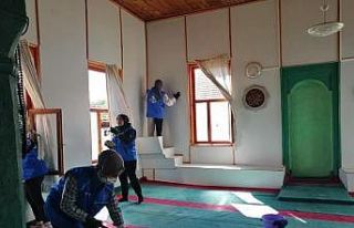 Gönüllü gençler cami temizliği yaptı