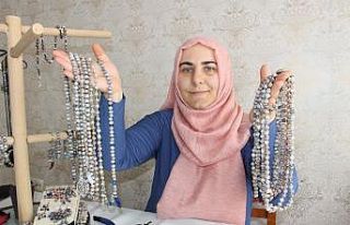 Gözyaşı Otu tanelerini sanata dönüştürüyor