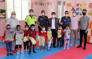 "Güçuklar gülsün" diye oyuncak dağıtıldı