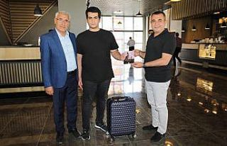 Güder, YKS’de ilk 10 bine giren öğrencileri ağırladı