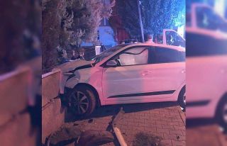 Hafif ticari araç ile çarpışan otomobil bahçeye...