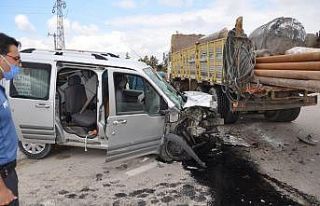 Hafif ticari araç ile iş makinesi çarpıştı:...