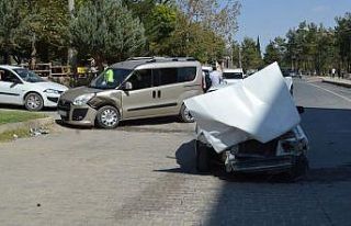 Hafif ticari araç ile otomobil çarpıştı: 3 yaralı