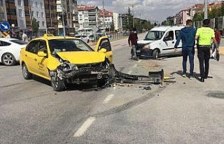 Hafif ticari araç ile ticari taksi çarpıştı:...