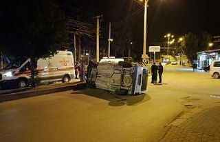 Hafif ticari araç takla attı: 2 yaralı