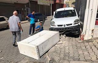 Hafif ticari araç telefon trafosuna çarparak durabildi