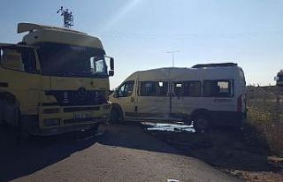 Hafriyat kamyonu ile işçi servisi çarpıştı:...