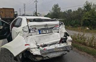 Hafriyat kamyonunun çarptığı otomobil kağıt...