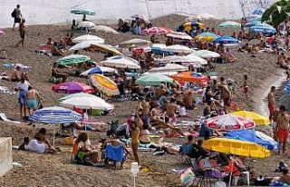 Hafta sonu ve sıcak havayı fırsat bildiler sahillere...