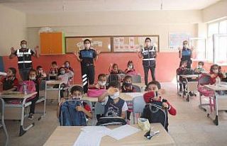 Hakkari polisinden miniklere moral hediyesi