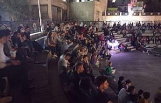 Hakkarililerin açık hava sinema keyfi devam ediyor