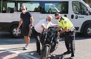 Halk otobüsü ile çarpışan motosiklet sürücüsü...
