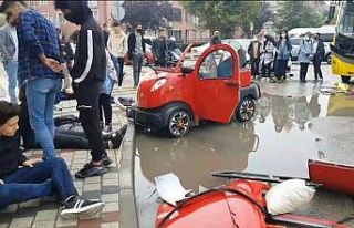 Halk otobüsü ile elektrikli araç çarpıştı:...