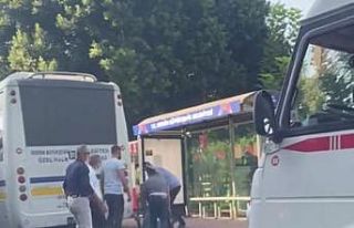 Halk otobüsü ile minibüs şoförünün yolcu kapma...
