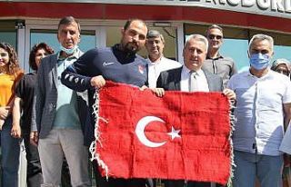 Hancı çiçeklerle karşılandı