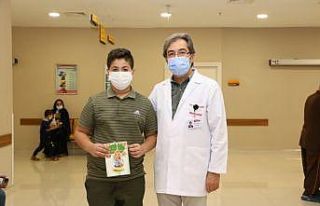 Hastanedeki çocuklara masal kitabı dağıtıldı