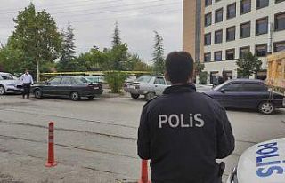 Hastanenin önünde oturan doktorun bacağına bıçak...