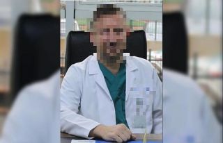 Hastasından ameliyat parası istediği öne sürülen...