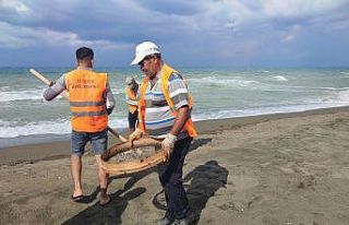 Hatay sahilinde petrol atıkları elekle temizleniyor