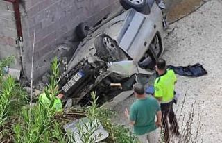 Hatay’da otomobil evine bahçesine düştü: 3 yaralı