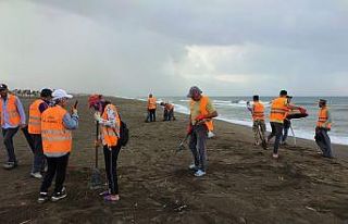 Hatay’da yağmura rağmen petrol atıkları temizleniyor