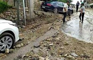 Hatay’da yollar çöktü, araçlar çukura düştü