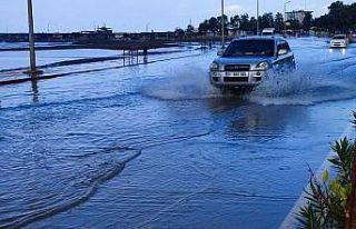 Hatay’da yollar sular altında kaldı, evleri su...