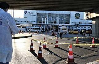 Havalimanındaki tramvay durağından aşağı atlayan...