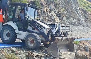 Heyelan nedeniyle trafiğe kapatılan yolda temizlik...