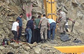 Heyelan sonucu iş makinasında sıkışarak hayatını...