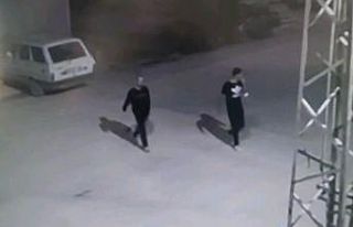 Hırsızlık şüphelileri güvenlik kamerasından...
