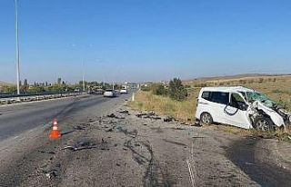 Hız denetimi yapan radar aracına otomobil çarptı:...